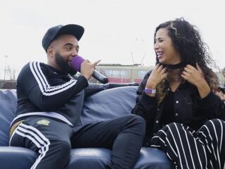 Mula B reageert op spanningen en stelt Meester Plusser-album uit