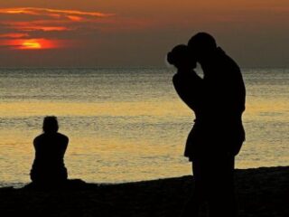 Zou jij je vriendin vertellen dat haar vriend vreemdgaat?