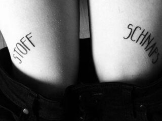 Meisje tattoeert Duitse versie van Drank en Drugs op haar benen