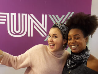 Zangeres Karsu: "Ik ging op één avond van zingen voor het koningshuis naar het helpen van vluchtelingen"