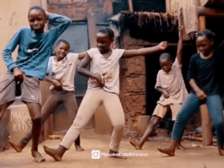 Afrikaanse weeskinderen dansen op 'Toosie Slide' en krijgen shout out van Drake