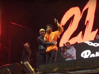 21 Savage zingt voor de verjaardag van Amber Rose