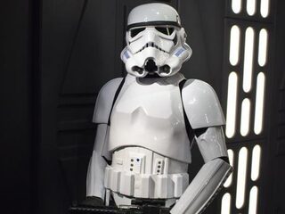 8-jarig jongetje met hersentumor ondergaat bestraling als een echte Stormtrooper