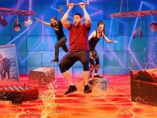 De komische spelshow 'Floor Is Lava' is razend populair op Netflix