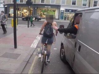 VIRAL VIDEO: meisje pakt seksistische mannen in busje terug