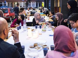 Moskeeën controleren tijdens ramadan of moslims binnenblijven na iftar