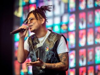 Er komt een biografie over Ronnie Flex