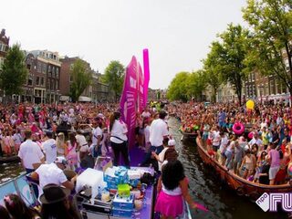 Voetbalbond UEFA vaart voor het eerst mee met de Canal Parade