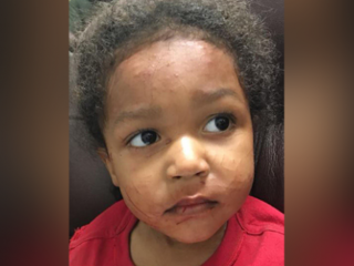 Dappere peuter redt broertje (1) nadat moeder omkomt bij auto-ongeluk