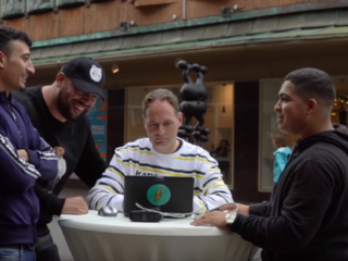 Supergaande zet vrienden aan leugendetector en vraagt: 'Zou jij je mattie snitchen?'