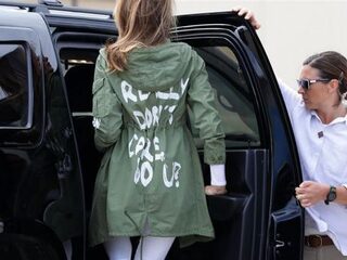 De zeer merkwaardige outfit van Melania leidt tot veel ophef