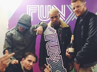 Hitmachines Bizzey en Yung Felix geven een kijkje in hun keuken bij Sunday Service