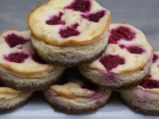High tea International: Mini raspberry white chocolate cheesecake