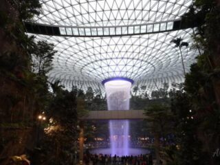 Grootste indoor waterval en jungle op luchthaven Singapore