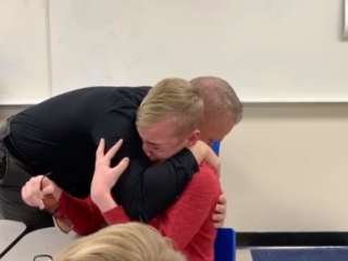 Jongen (12) in tranen wanneer hij met speciale bril voor het eerst kleur ziet