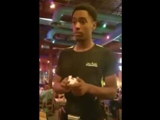 Jonge ober in tranen na fooi van 300 Amerikaanse dollar