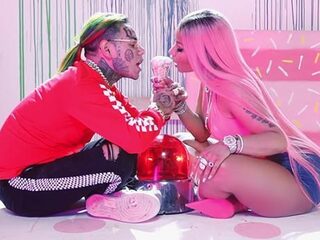 Nicki Minaj en 6ix9ine droppen kleurrijke clip van FEFE