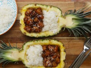 RECEPT: Plakkerige kip en rijst eten uit je ananas
