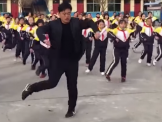 Schooldirecteur maakt verplichte ochtenddans cool voor leerlingen