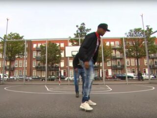 VIDEO: Broederliefde showt voetbalskills in Spangen