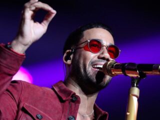 Cardi B zingt bachatahit van Aventura met Romeo Santos on stage