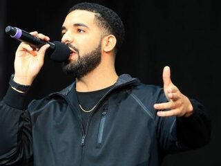 Drake geeft tour door zijn tijdelijke appartement met prachtig uitzicht