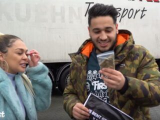 Youssef geprankt door Delany met zak wiet in auto