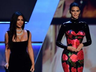 Kim en Kendall uitgelachen tijdens Emmy Awards