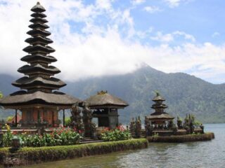 12-jarige jongen steelt creditcard en gaat op vakantie naar Bali