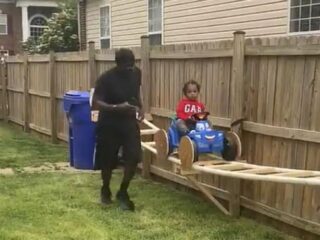 Opa bouwt achtbaan in achtertuin voor kleinzoon