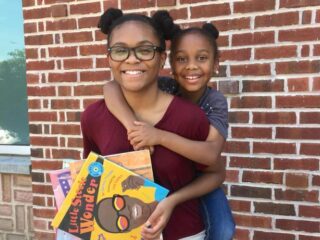 Deze zusjes lezen slaapverhaaltjes voor aan kinderen via Facebook Live