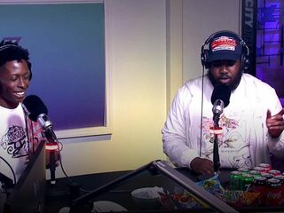 FMG gooit een freestyle tijdens sessie in de FunX-studio