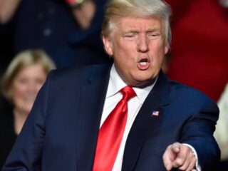 Trump dreigt met 10 jaar celstraf voor standbeeld-vernielers