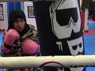 Sabra (29): oud-kampioen taekwondo, ex-militair, kickbokstrainer én trotse moslima