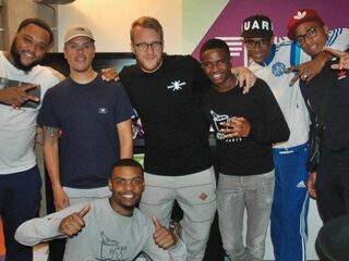 Broederliefde viert het succes van HWPO2 in Sunday Service