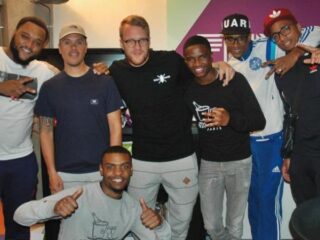 Broederliefde viert het succes van HWPO2 in Sunday Service