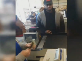 Bryson Tiller doet boodschappen cadeau aan oudere buurtbewoners