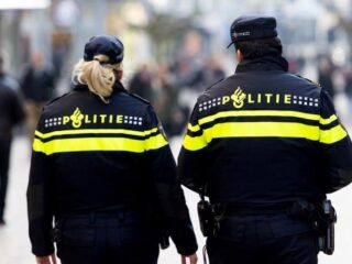 Jongeren met messen en bivakmutsen opgepakt bij JD Sports-winkel Rotterdam