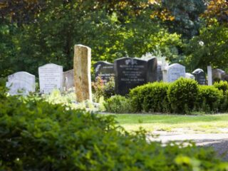 Amsterdam gaat meebetalen aan begrafenissen van moslims in geldnood