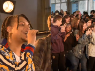 Ronnie Flex verrast middelbare school met optreden om hen te inspireren