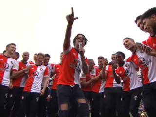 Ronnie Flex zingt Hand In Hand met Feyenoord-selectie tijdens huldiging