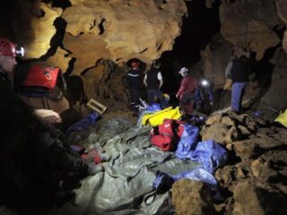 Student drie dagen vergeten in een grot door speleologieclub