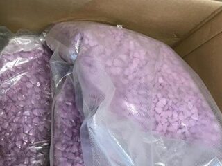 Stel bestelt kleding uit Nederland en ontvangt 25.000 xtc-pillen