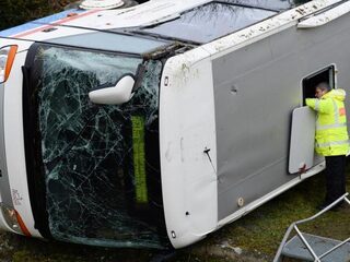 Buscrash in Duitsland: 2 kinderen overleden, 20 gewonden