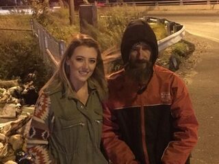 Dakloze man helpt vrouw met autopech en krijgt het ultieme bedankje