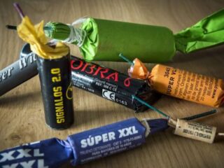 OM en politie: "Vuurwerk gooien mogelijk poging tot doodslag"