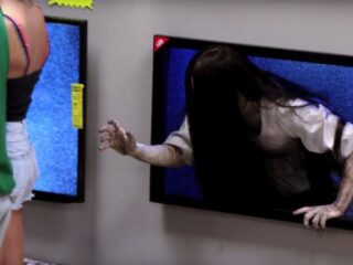 VIDEO: Wat als het meisje uit The Ring ineens real life wordt?