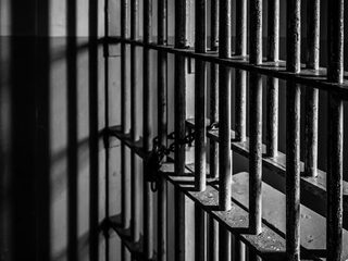 Tattookiller vlucht door enkelband door te knippen