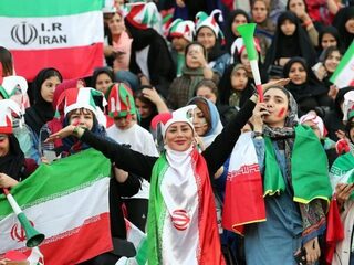 Uniek: Iraanse vrouwen doen live verslag van Ajax-Chelsea