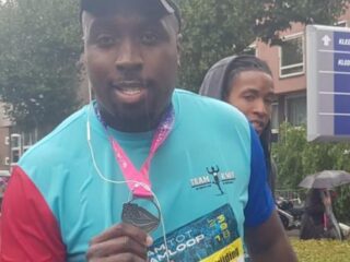 Fernando rent kletsnatte Dam tot Damloop uit voor kankeronderzoek